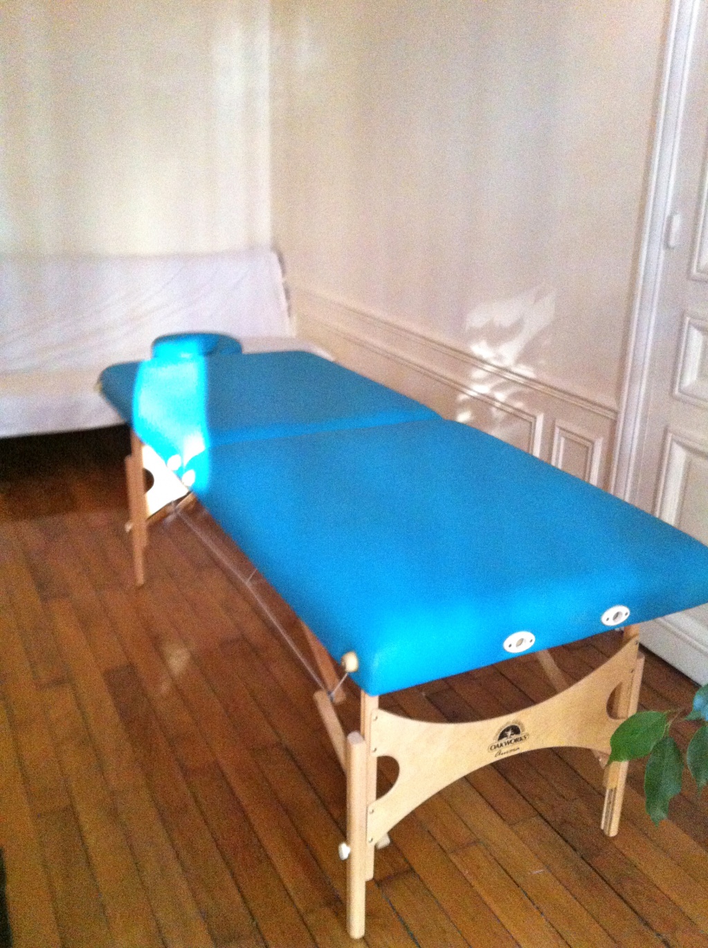 Location de salles équipées avec tables de massage, wifi, bureau, chaises/fauteuil. 